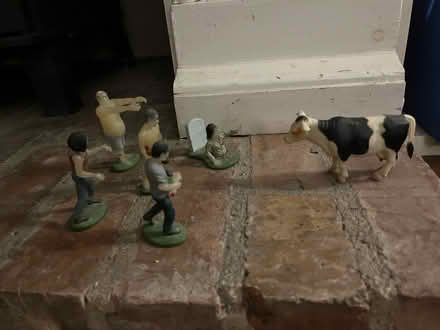 Photo of free Glow in the dark toy zombies + Cow (Le2) #2