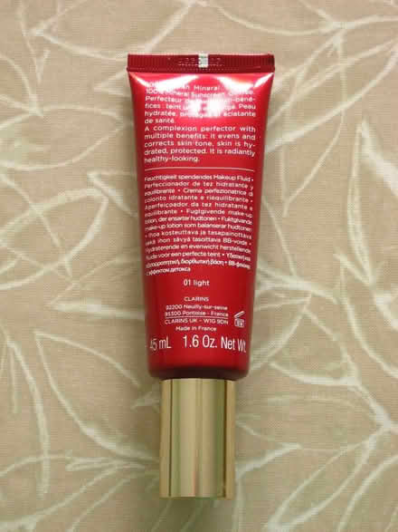 Photo of free Clarins Tinted SPF25 BB Skin Detox Fluid 01 Light (East Lavant PO19) #2