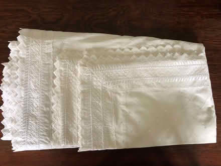 Photo of free King Size Duvet Cover and Pillowcases (Coleshill HP7) #1