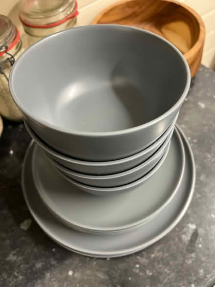 Photo of free 12 stoneware plates and bowls set (Sw8 2qt) #2