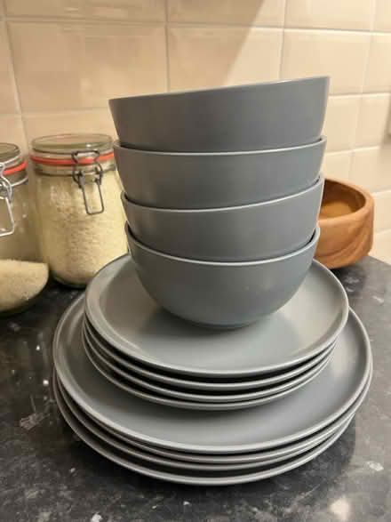 Photo of free 12 stoneware plates and bowls set (Sw8 2qt) #1