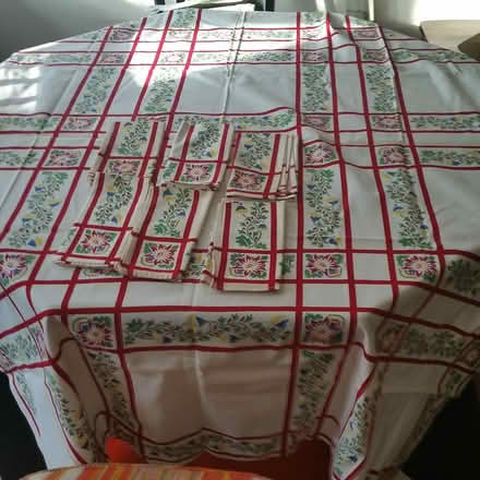 Photo of free cotton tablecloth six napkins (Ann Arbor near Hillside Terr.) #1