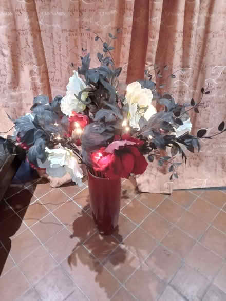 Photo of free vase, flowers and lights (Nyetimber PO21) #1