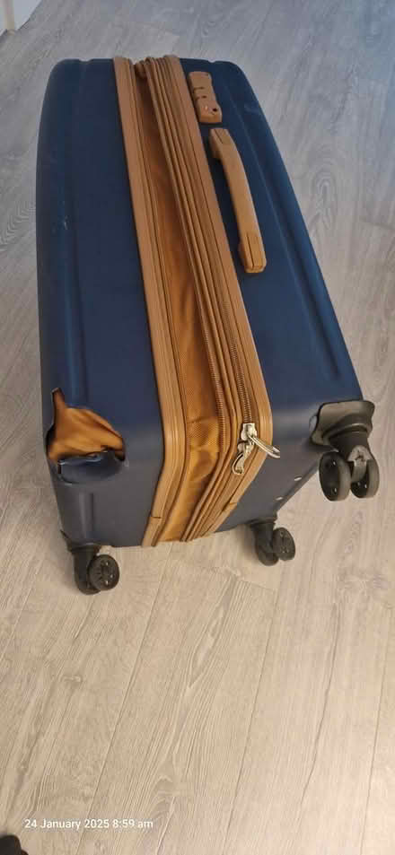 Photo of free IT 4 wheeler suitcase (DA6) #2