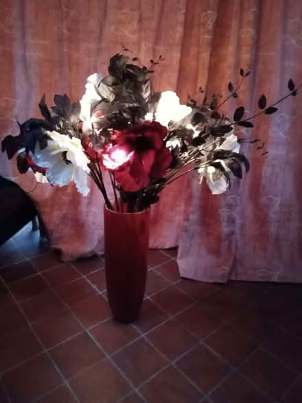 Photo of free vase, flowers and lights (Nyetimber PO21) #2