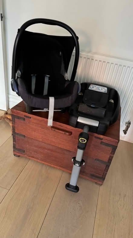 Photo of free Maxi-Cosi seat and isofix base (Kings Hill) #1