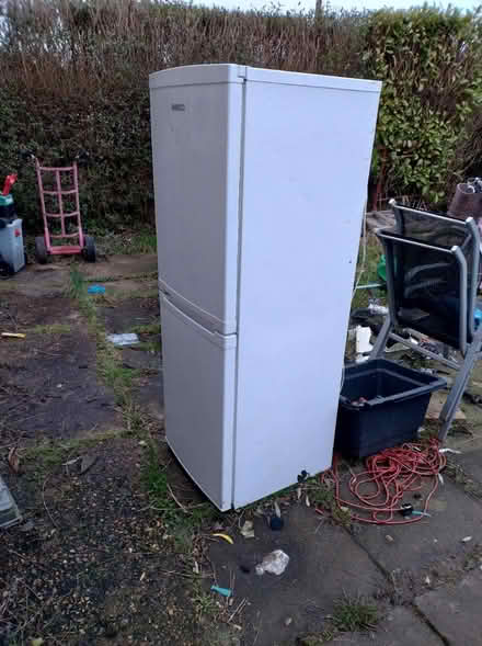 Photo of free Fridge freezer fully working (LU1 4hd) #1