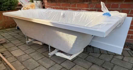 Photo of free Bathtub (190 x 80 x 40cm) with bath panel (Winchmore Hill N21) #2