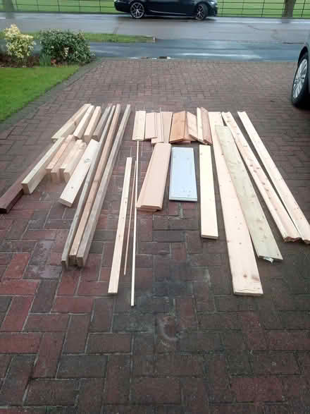 Photo of free mixed collection of timber (Henlow SG16) #1
