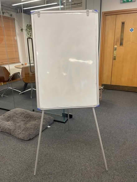 Photo of free Whiteboard (Tn25np) #1