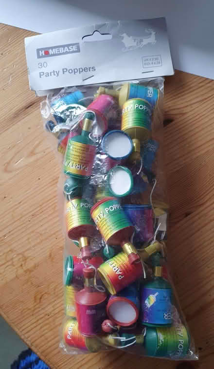 Photo of free party poppers (Crown Wood RG12) #1