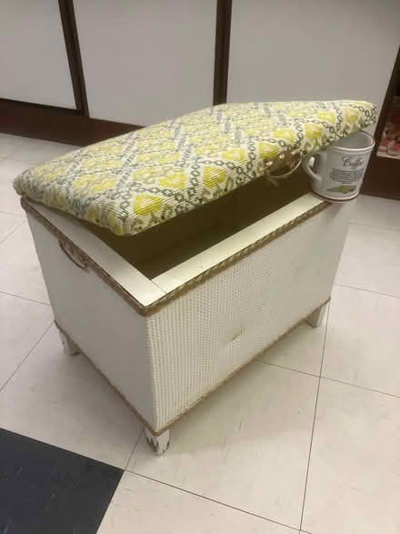 Photo of free Small ottoman (OX4 Temple Cowley Oxford) #1