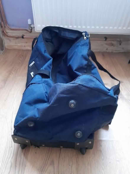 Photo of free Holdall on wheels, broken zip (Colwick NG4) #1