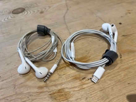 Photo of free Apple earbuds (Hastings TN35) #1