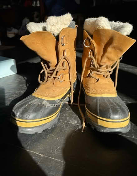 Photo of free Snowboots (women’s 8) w/rip on top (Manor Park) #1
