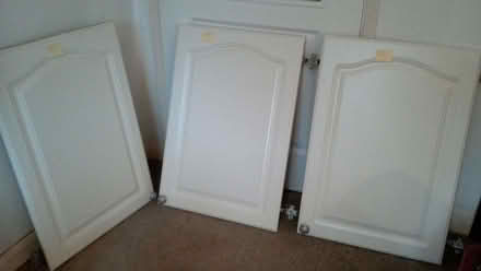 Photo of free Kitchen cupboard doors, white with hinges & knobs (Chalvington BN27) #1