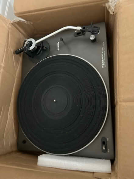 Photo of free Turn table (Raynes Park SW20) #1