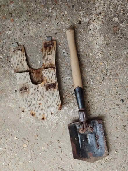 Photo of free Army trenching tool and cover (Southsea PO5) #1