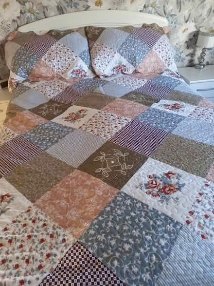 Photo of free Patterned Quilted Bedcover (CT6) #3