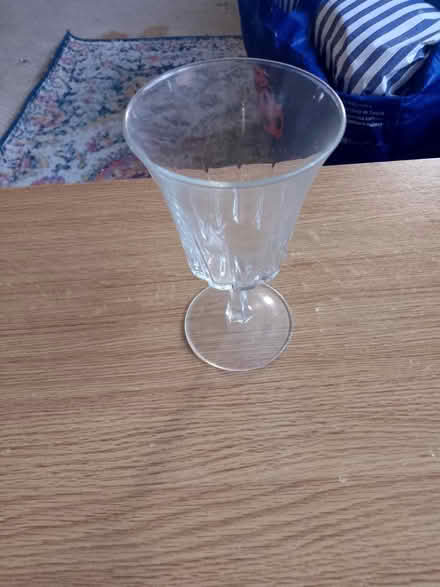 Photo of free One singular wine glass (GU46) #1