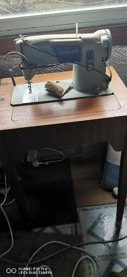Photo of free singer electric sewing machine and folding table (Straiton EH20) #3