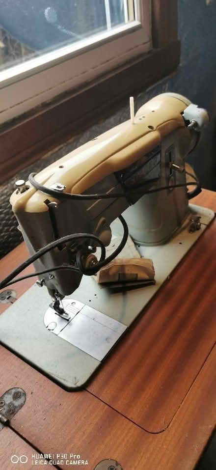 Photo of free singer electric sewing machine and folding table (Straiton EH20) #2
