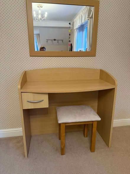 Photo of free Dressing table, stool and mirror (IP2) #1