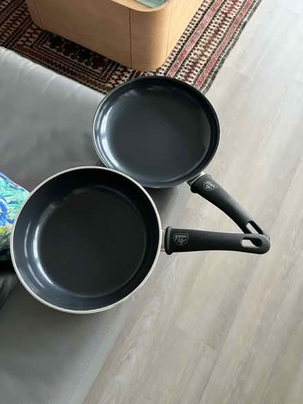 Photo of free pans (Mount Vernon Triangle) #1