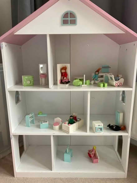 Photo of free Dolls house / bookcase (Bromley BR1) #1