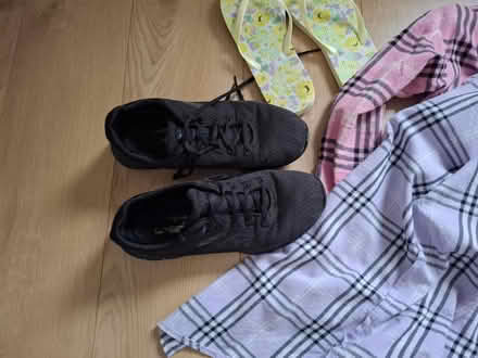 Photo of free Sketchers size 6, 2 x shirts (BS30) #2