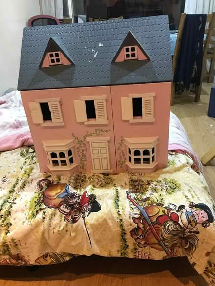 Photo of free child's dolls house (stranmillis btg 5gw) #1