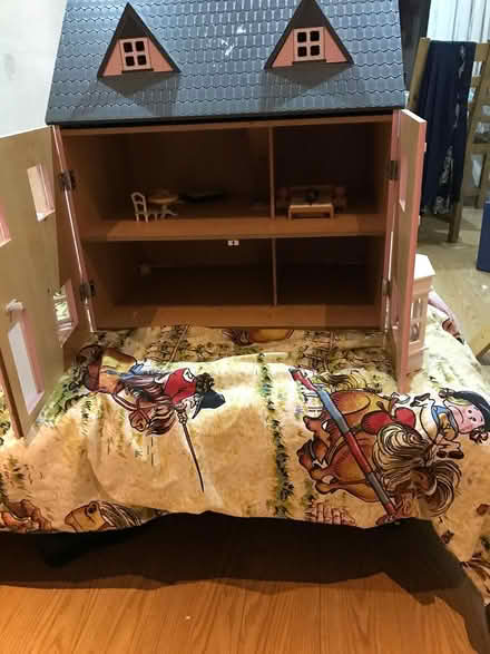 Photo of free child's dolls house (stranmillis btg 5gw) #2