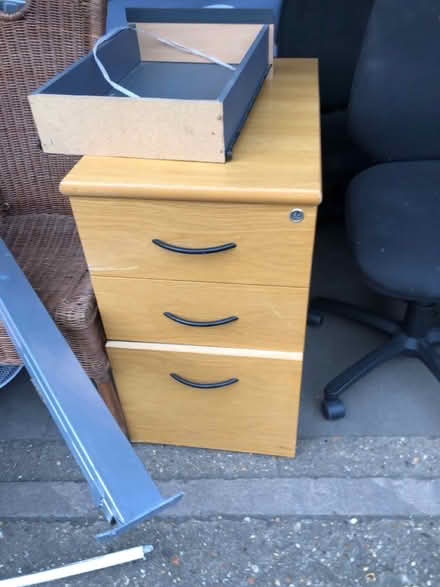 Photo of free Units & Table (Crystal Palace) #2