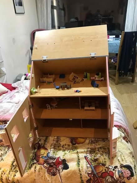 Photo of free child's dolls house (stranmillis btg 5gw) #3