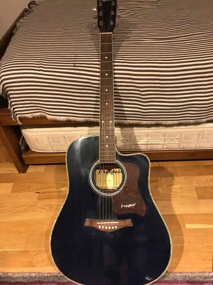 Photo of free Guitar (E9) #1