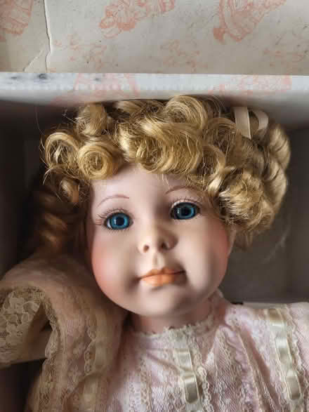 Photo of free Vintage Porcelain dolls (Crystal Palace) #3