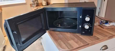 Photo of free Samsung 900watt microwave (Welwyn Garden City - AL7) #1