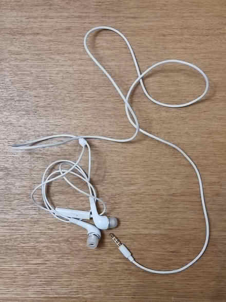 Photo of free Samsung earphones (King's Cross WC1X) #1