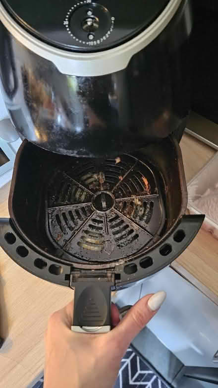 Photo of free Air fryer (RM9 Dagenham) #3