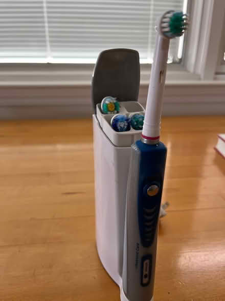 Photo of free Braun 4729 rechargeable toothbrush (San Carlos-El Camino near Hull) #2