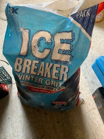 Photo of free bag of salt/winter grit (Fleet GU51) #1