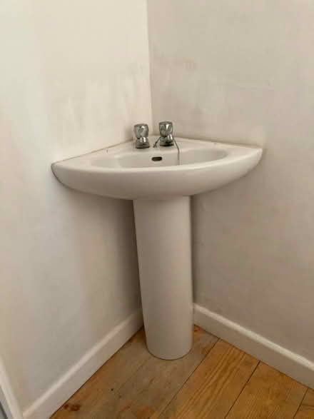 Photo of free Corner basin & pedestal (Bath BA2) #1