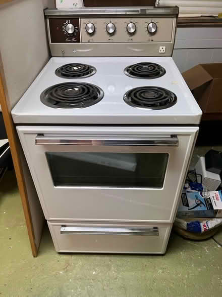 Photo of free Small electric oven (Whitby - Kendalwood/Dundas-ish) #1