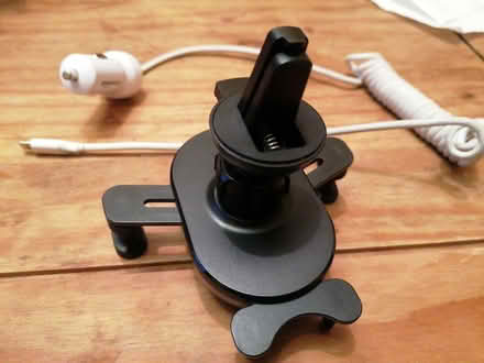 Photo of free In car iPhone charger and phone holder (Stirchley B30) #2
