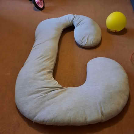 Photo of free Pregnancy / maternity pillow (CR0) #1
