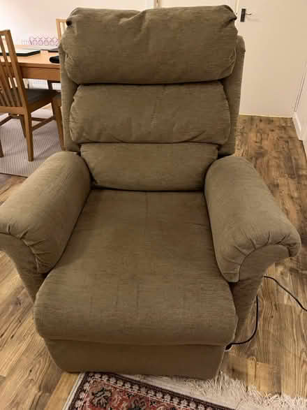 Photo of free Riser recliner electric chair (AL5 Harpenden) #1