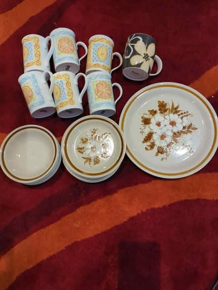 Photo of free mugs and dinner set (dagenham RM9) #1
