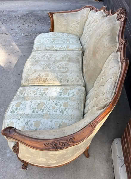 Photo of free Victorian couch to restore (Elgin) #3