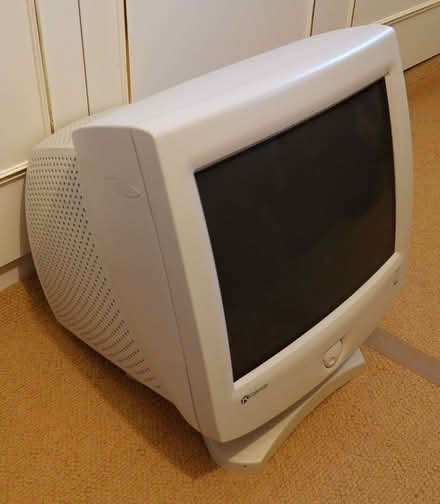 Photo of free Gateway EV700B Colour VGA computer monitor (Higher Woodhill BL8) #4