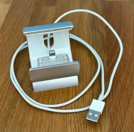 Photo of free iPhone charging stand for phones with lightning connectors (Priestwood RG42) #2